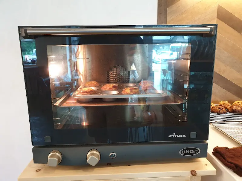 오븐에서 구워지는 빵