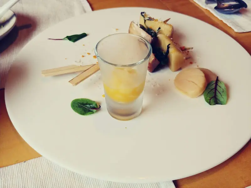 화려한 플레이팅의 에피타이저