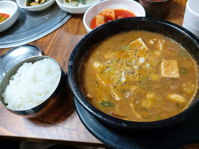 다양한 밑반찬과 청국장