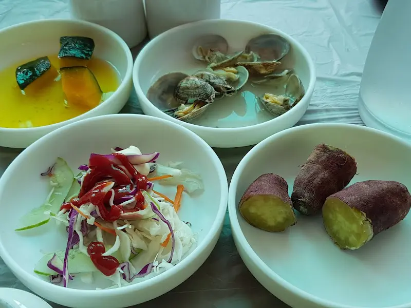 정갈한 밑반찬 구성