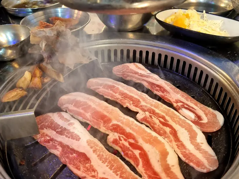 불판 위에서 지글지글 익어가는 삼겹살