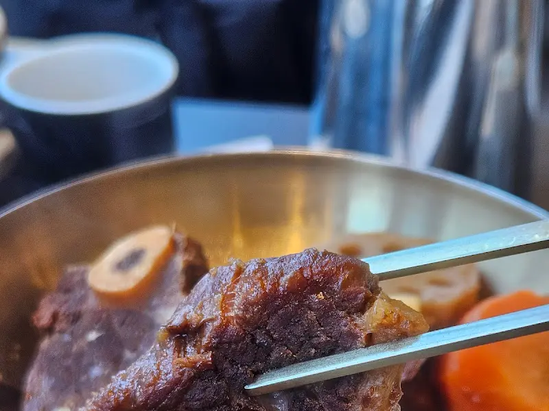 윤기가 흐르는 흑마늘 소갈비찜