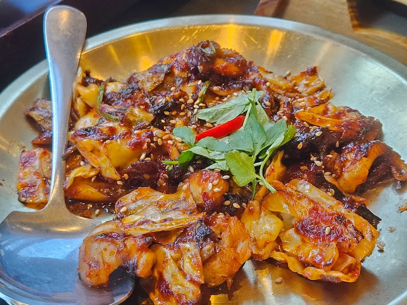 매콤한 양념이 입맛을 돋우는 쭈꾸미볶음