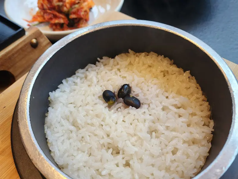 고슬고슬 윤기가 흐르는 돌솥밥