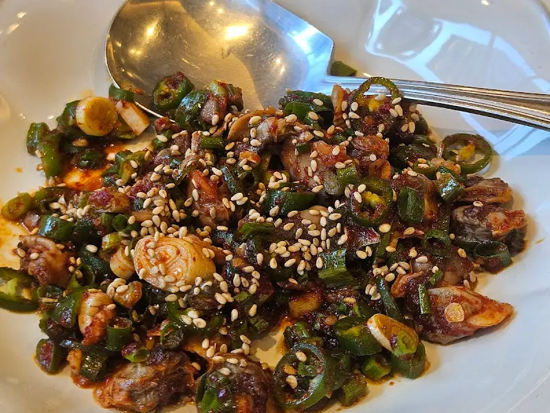 꼬막무침 위에 뿌려진 깨가 먹음직스럽다.