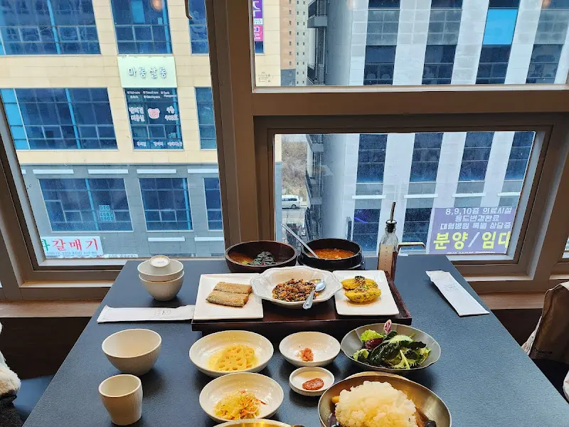 창밖을 보며 식사할 수 있는 테이블 좌석