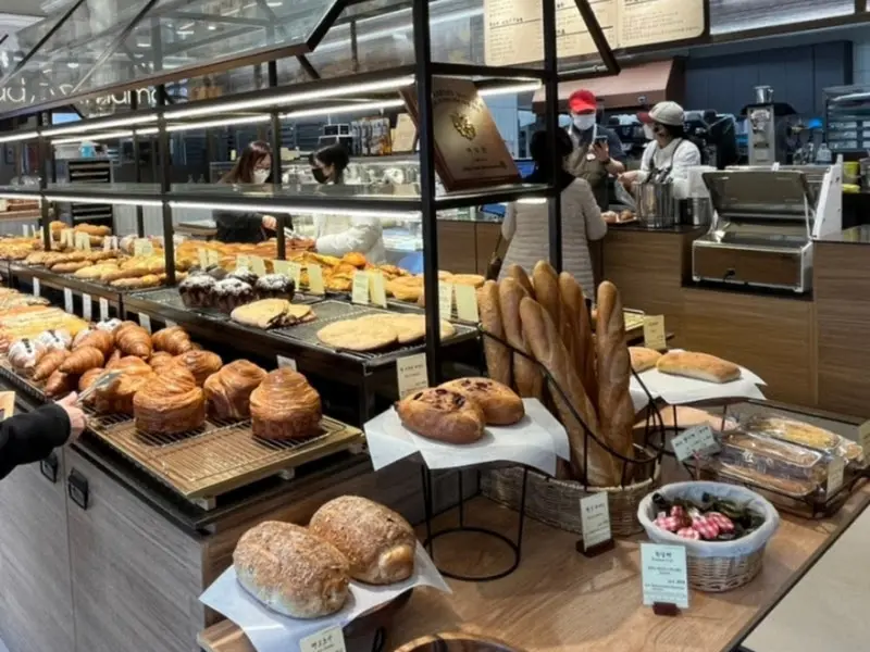 진열된 빵들의 모습