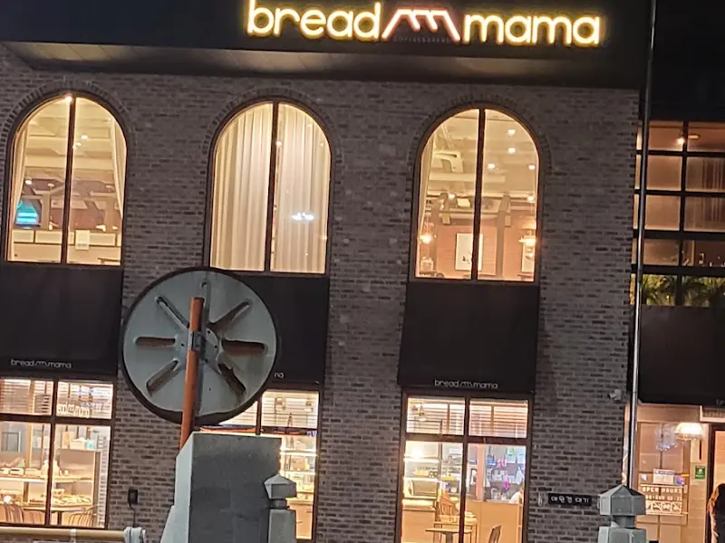 밤에 본 브레드마마 외관