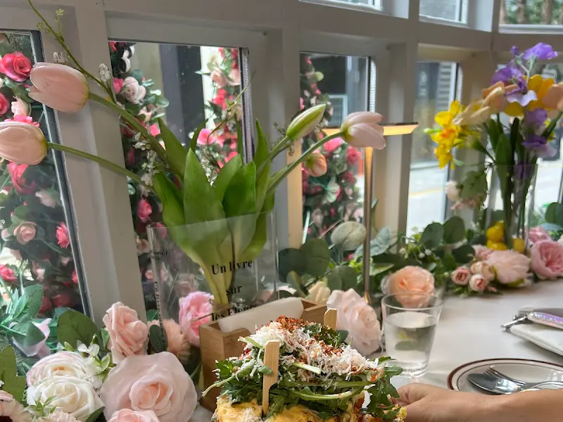 꽃으로 장식된 테이블