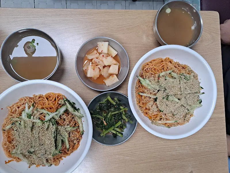 비빔국수와 멸치 육수