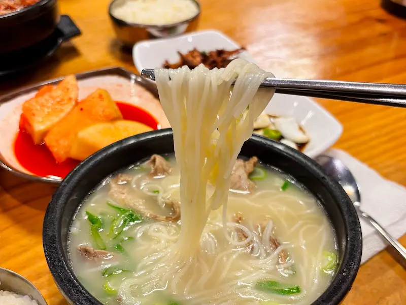 설렁탕에 소면을 넣어 먹는 모습