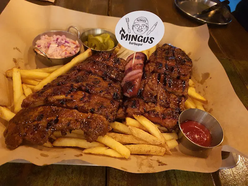 바베큐와 함께 제공되는 다양한 곁들임