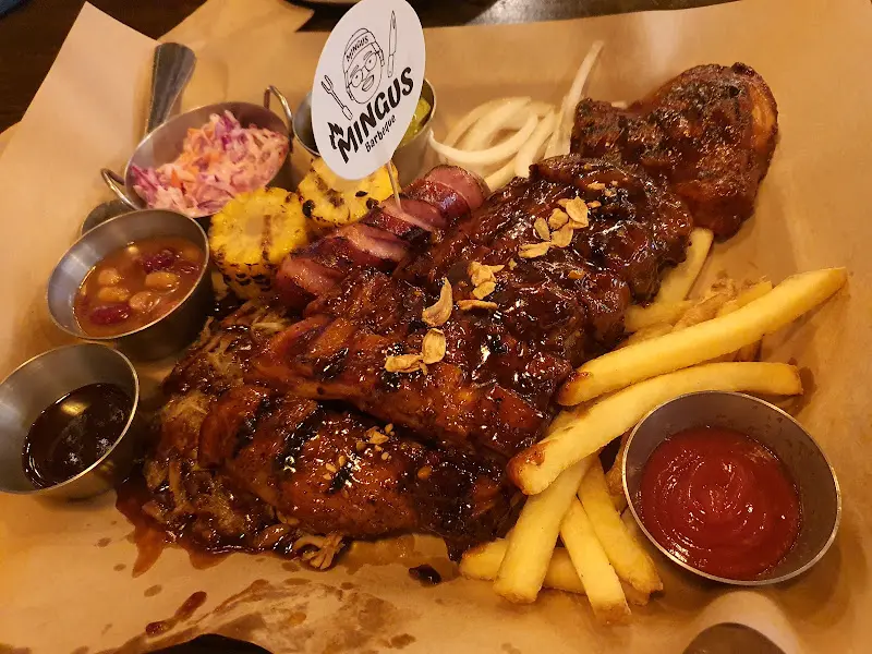 플래터 메뉴의 푸짐한 구성