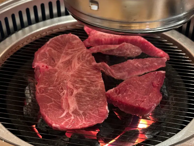 숯불 위에 구워지는 고기