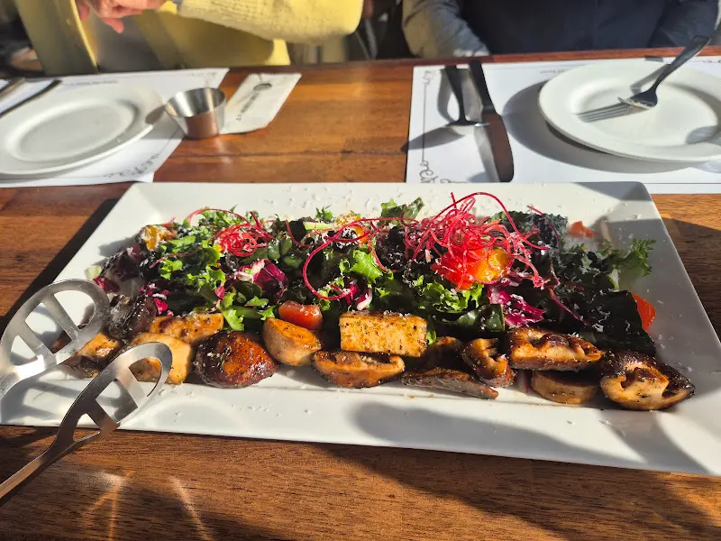 신선한 채소가 듬뿍 들어간 샐러드