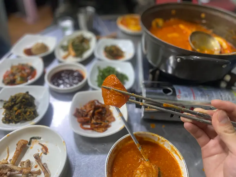 닭볶음탕과 밑반찬 한 상 차림