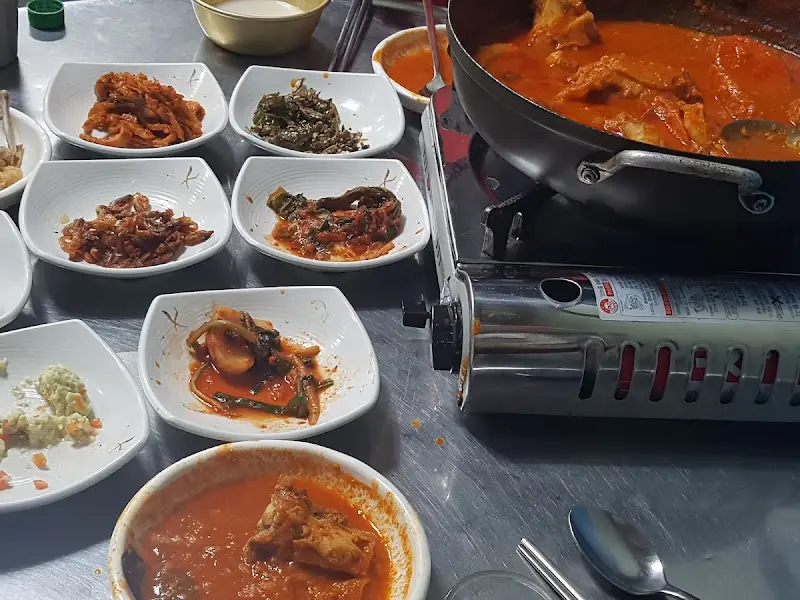 닭볶음탕과 밑반찬