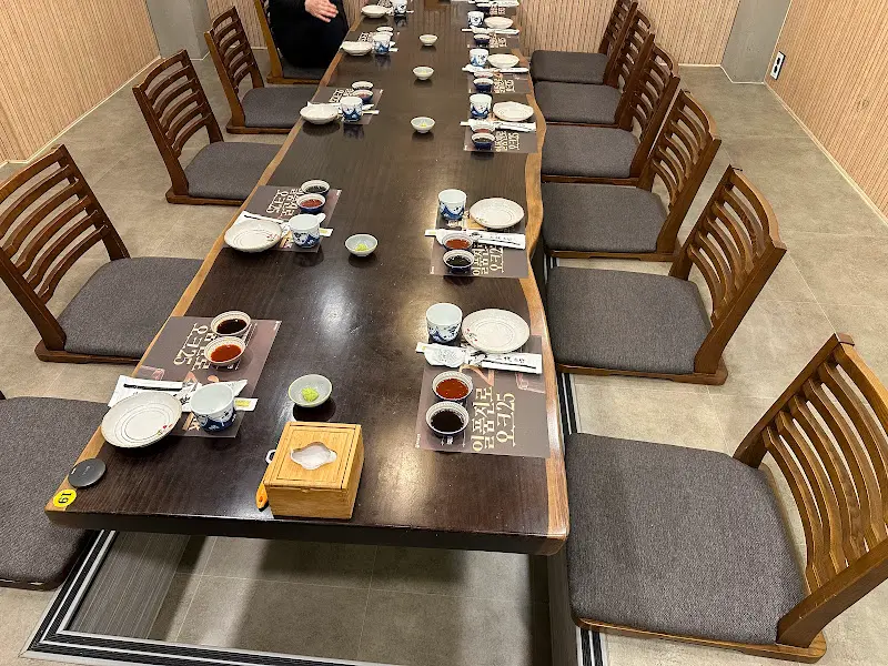 깔끔하게 세팅된 룸 테이블