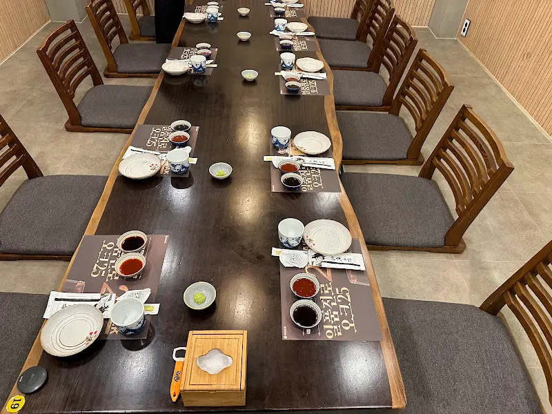 길게 늘어선 테이블 세팅