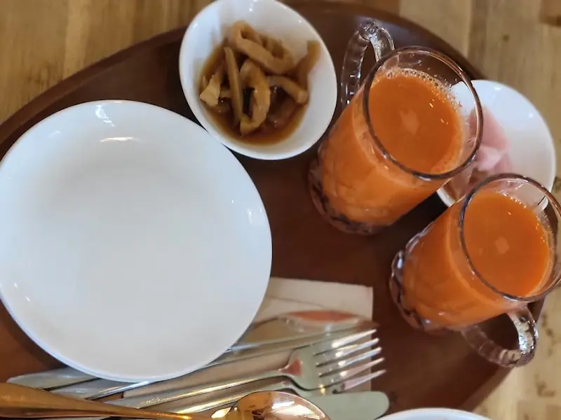 싱싱한 당근 주스와 맛깔스러운 반찬