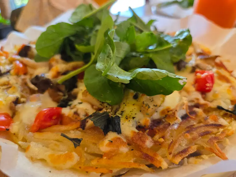 루꼴라와 바질이 듬뿍 올라간 버섯 감자 피자