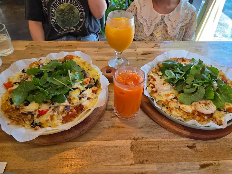 두 종류의 감자 피자와 당근 주스