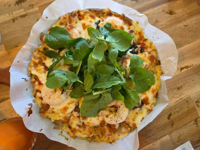 신선한 루꼴라가 인상적인 새우 감자 피자