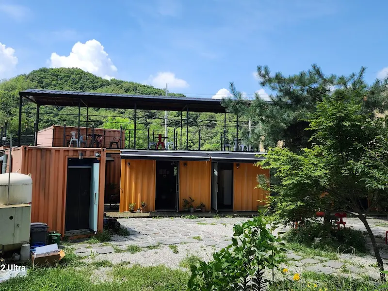 맑은 날씨의 쌀롱 외부 모습. 주변 자연환경과 어우러져 더욱 아름답다.