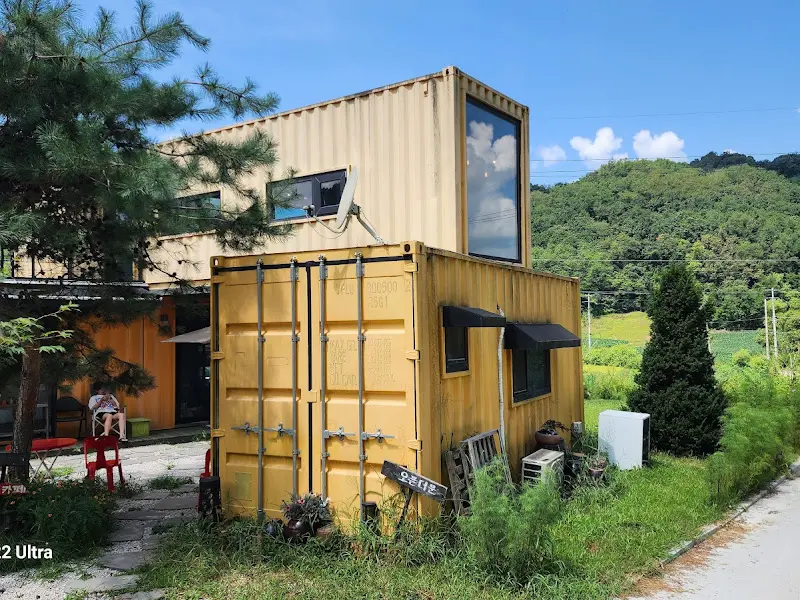 컨테이너를 활용한 쌀롱의 독특한 외관 디자인.