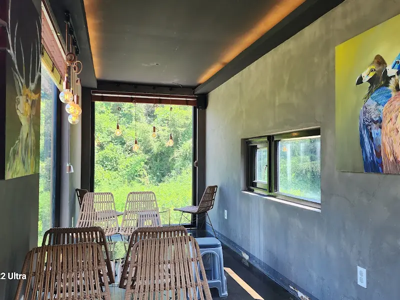 쌀롱 내부의 모습. 창밖으로 보이는 푸르른 숲의 풍경이 인상적이다.