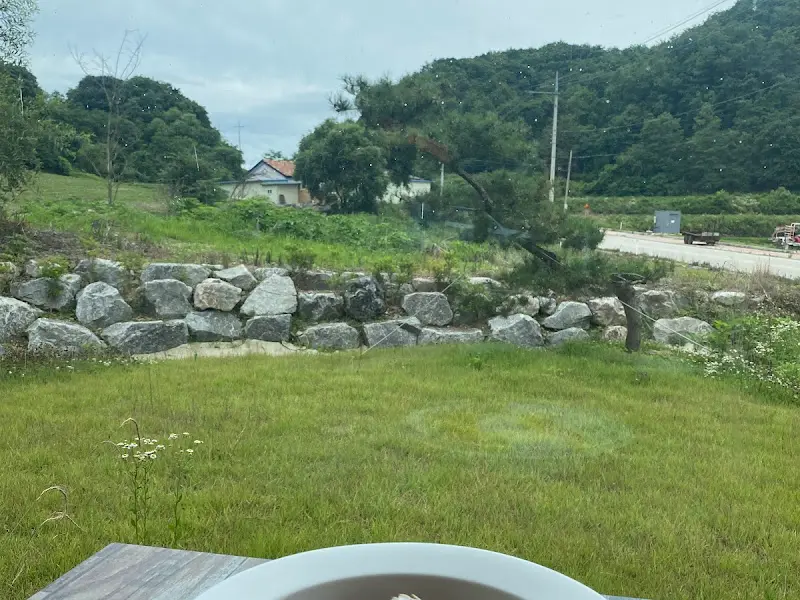 창밖으로 보이는 아름다운 자연 풍경.