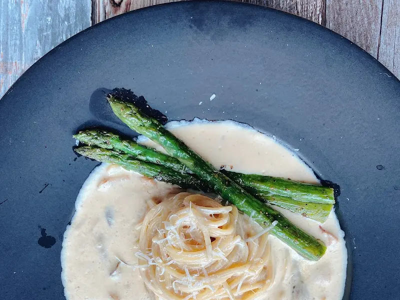 아늑한 분위기의 실내 좌석.