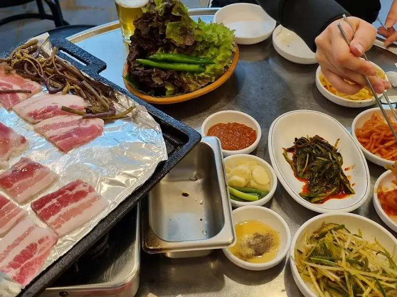 냉삼과 밑반찬 한 상 차림