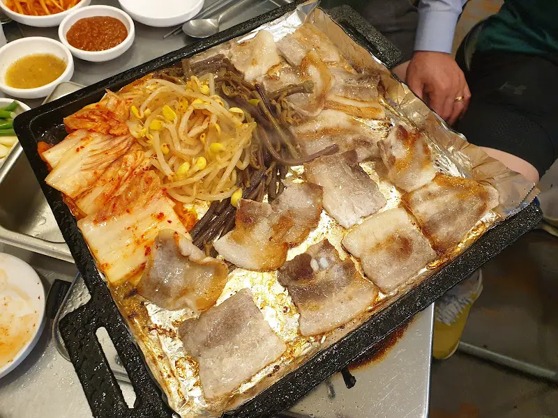 냉삼과 김치, 콩나물, 고사리를 함께 구운 모습