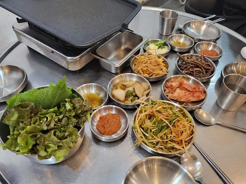 다양한 밑반찬이 놓인 테이블