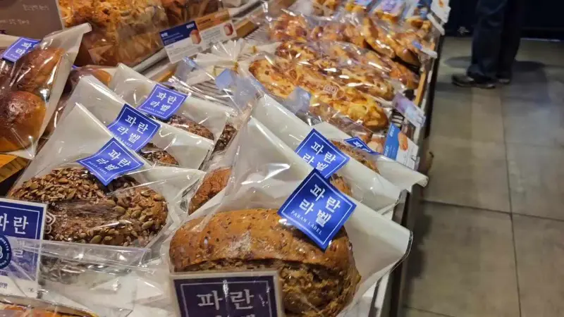 다양한 종류의 빵들이 진열된 모습