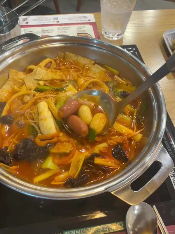 떡볶이 재료 들어올리는 모습