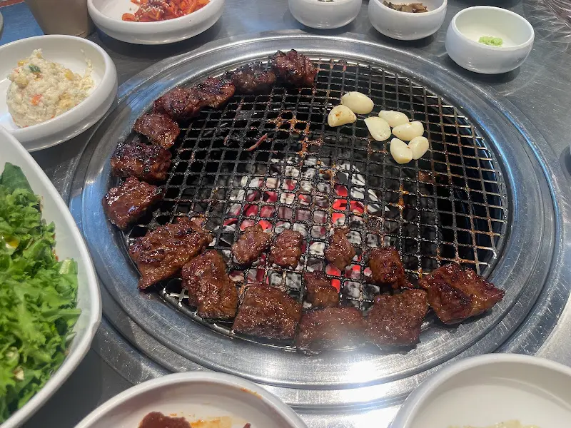 숯불 위에서 익어가는 LA갈비