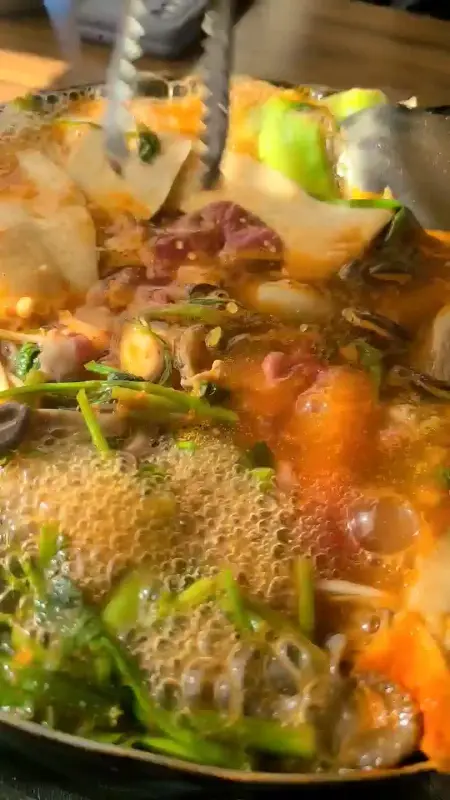 고기와 야채를 건져올리는 모습