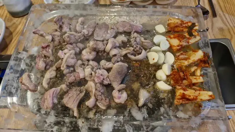 수정 불판에 구워지는 오리 로스