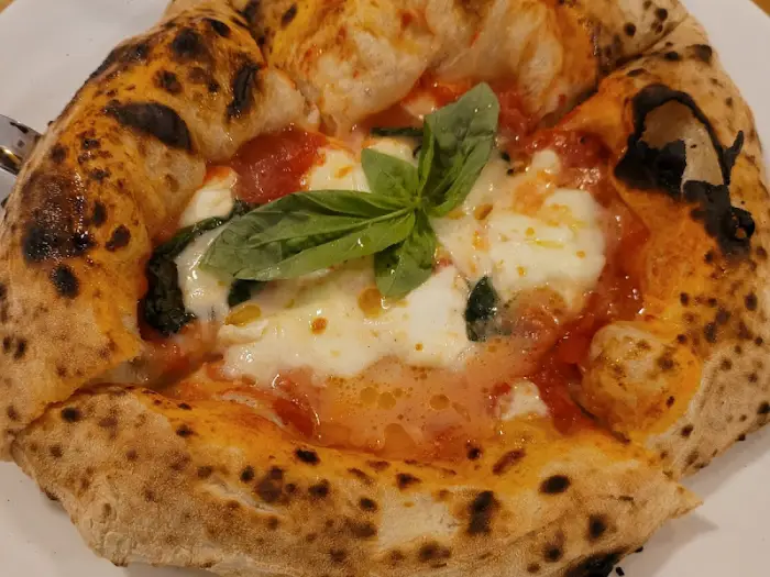 마르게리타 피자의 클로즈업