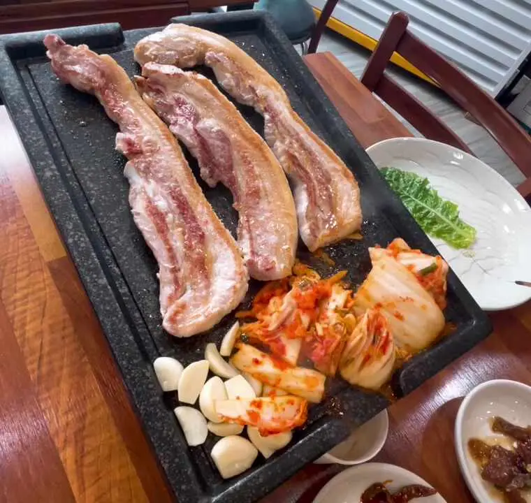 다라물 삼겹살과 김치