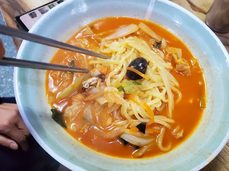 면발을 들어올리는 젓가락