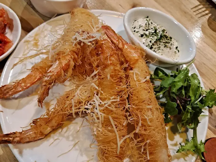 튀김옷을 입은 새우 요리