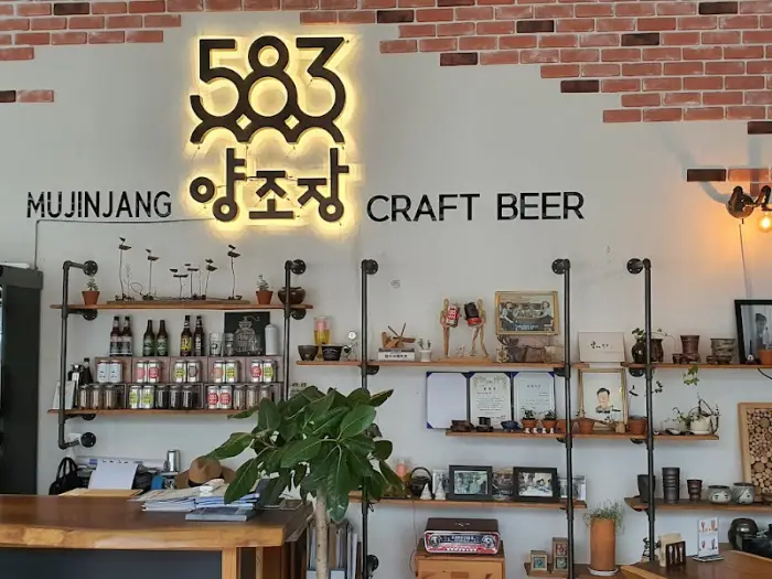 장수 크래프트 브루어리의 로고와 내부 진열장