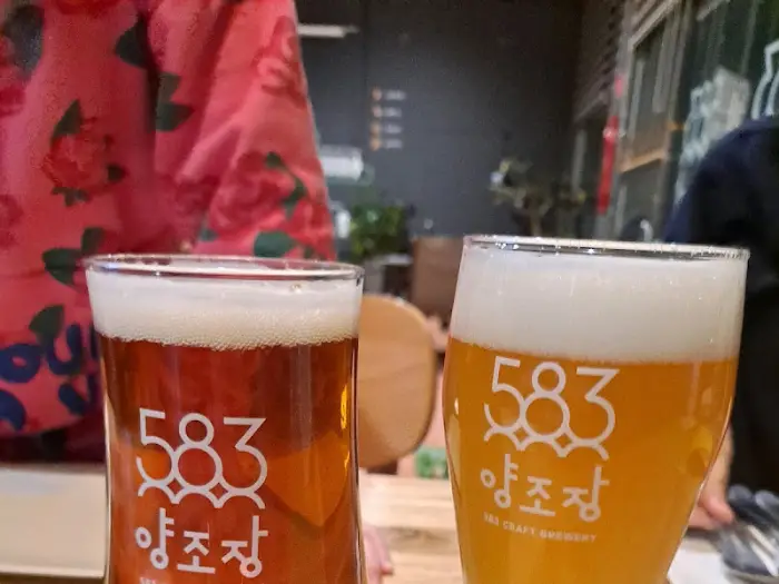 두 잔의 수제 맥주