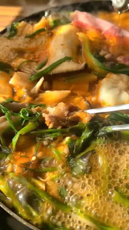 집게로 고기와 야채를 건져올리는 모습