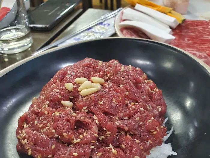 신선한 육회가 먹음직스럽게 담겨 있는 모습