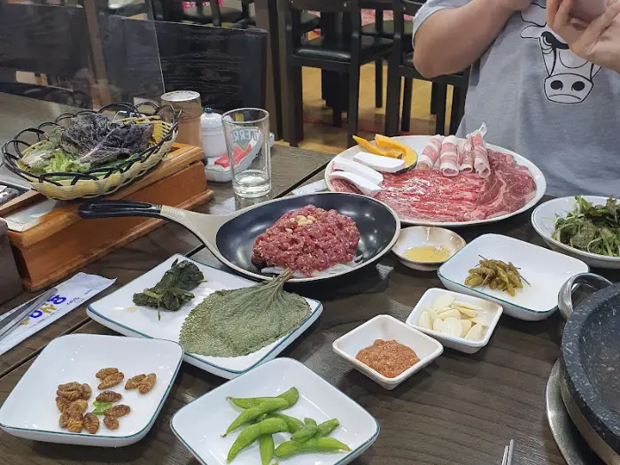 다양한 반찬과 함께 놓여 있는 구이용 고기