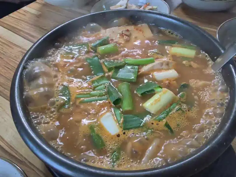 뚝배기에 담겨 보글보글 끓고 있는 청국장